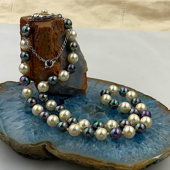 16” Cultured White Pearls & Peacock Colored Cultured Pearls With 925 Clasp - Picture 3 of 10